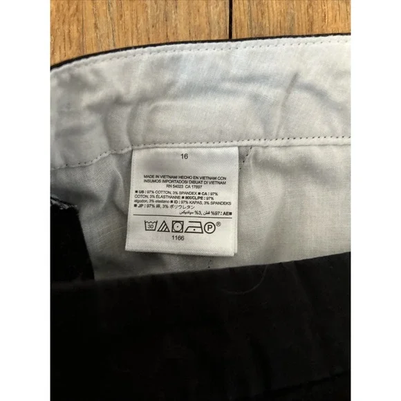 Old Navy 5" Chino Flat Front Shorts Women's Size 16‎ Black - Picture 9 of 9